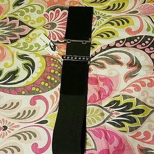 Wide elastic black belt with chrome and black